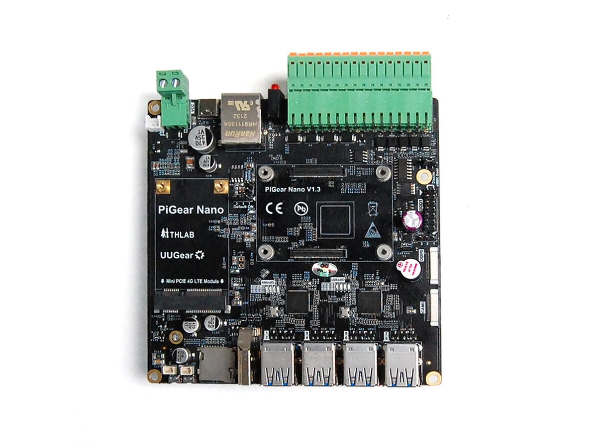 PiGear Nano 载板正面，可见 CM4 插槽与接口布局