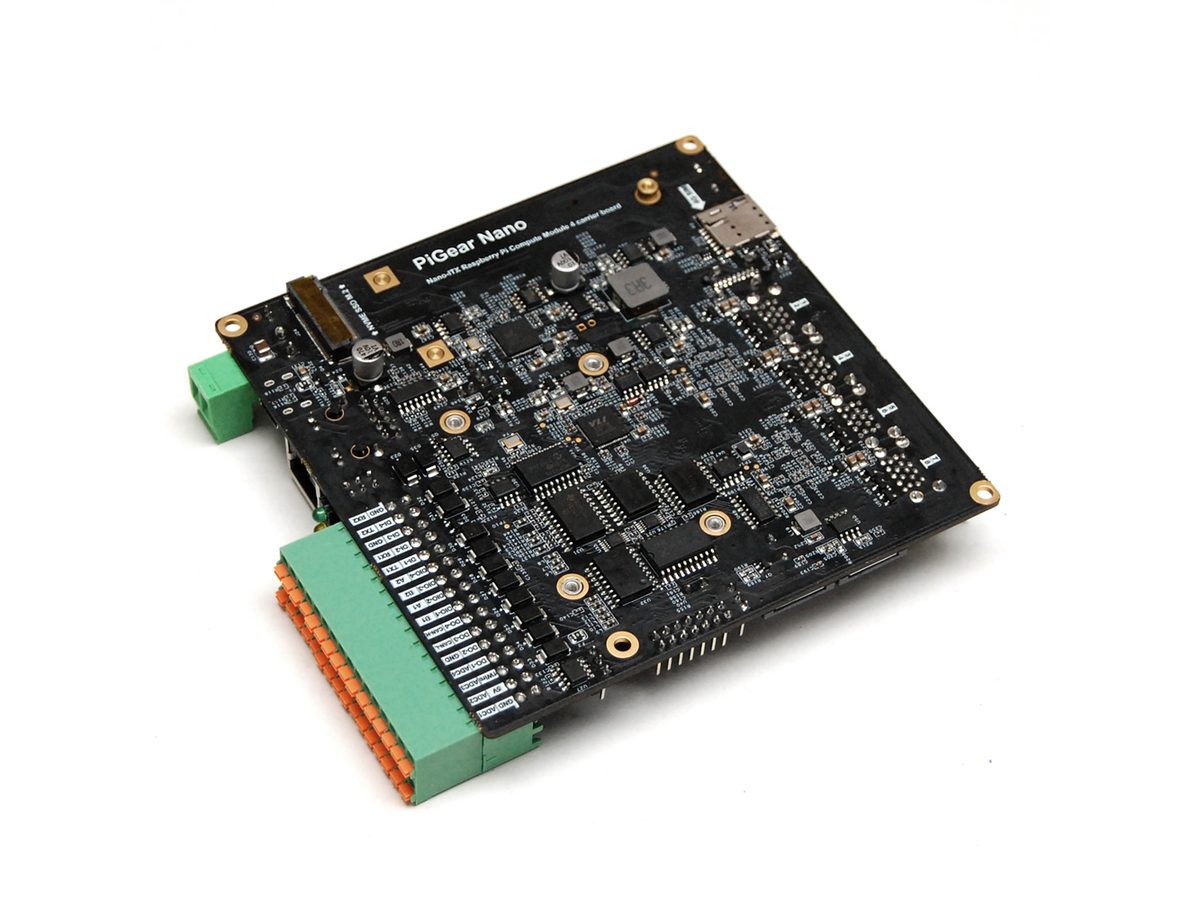PiGear Nano 背面视角，可见接线端子与板载器件